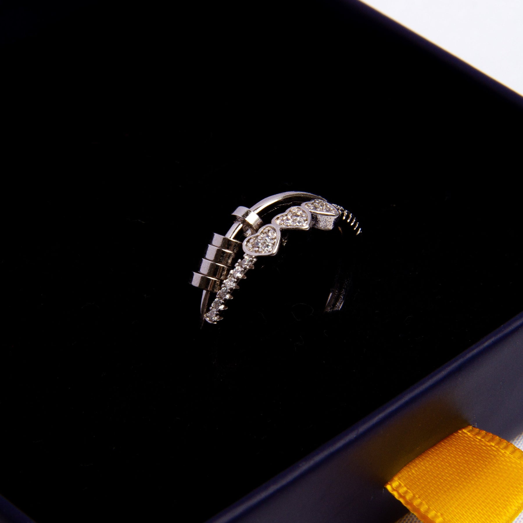Anillo Antiestrés Tres Corazones Bañado en Oro de 18k