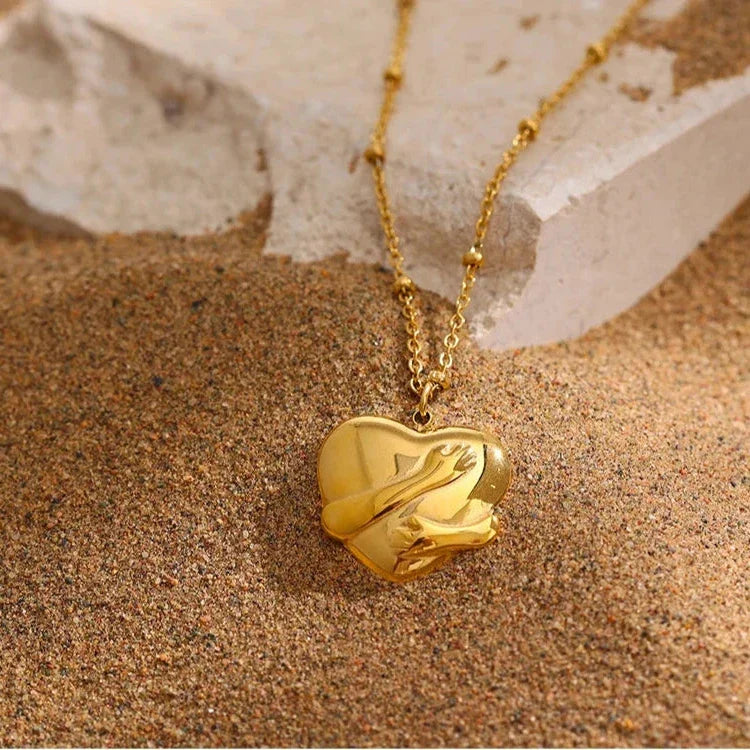 Hoy es Tu Día - Collar Corazón Abrazado Bañado en Oro 18k