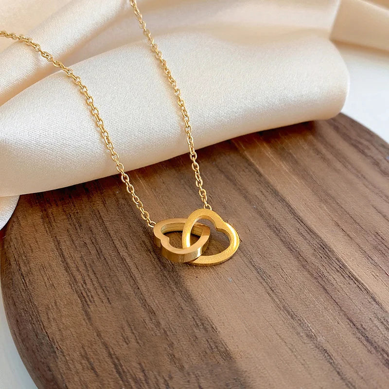 Hoy Es Tu Día - Collar Doble Corazones Entrelaçados Bañado En Oro 18k